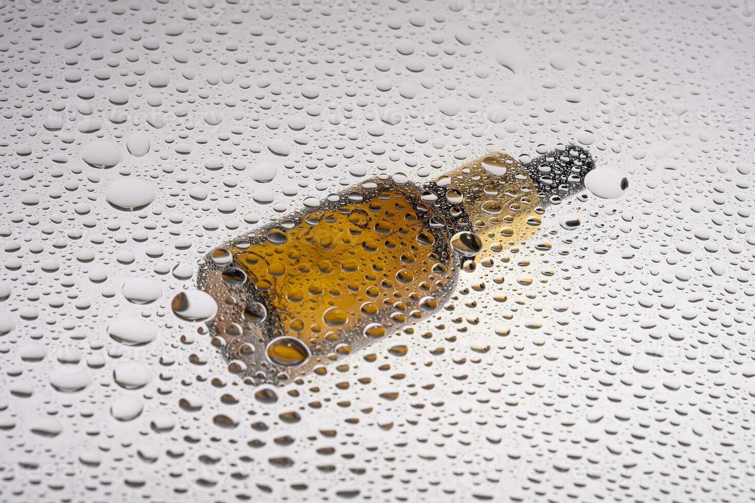 ein Flasche von kosmetisch Gel mit ein Pipette auf das Hintergrund von Tropfen. foto