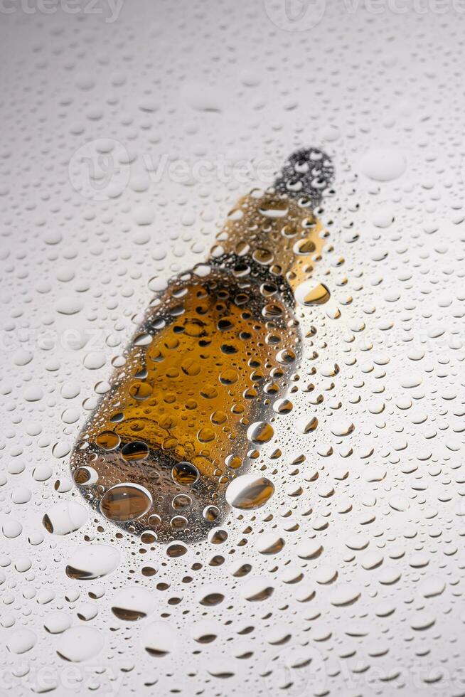 ein Flasche von kosmetisch Gel mit ein Pipette auf das Hintergrund von Tropfen. foto