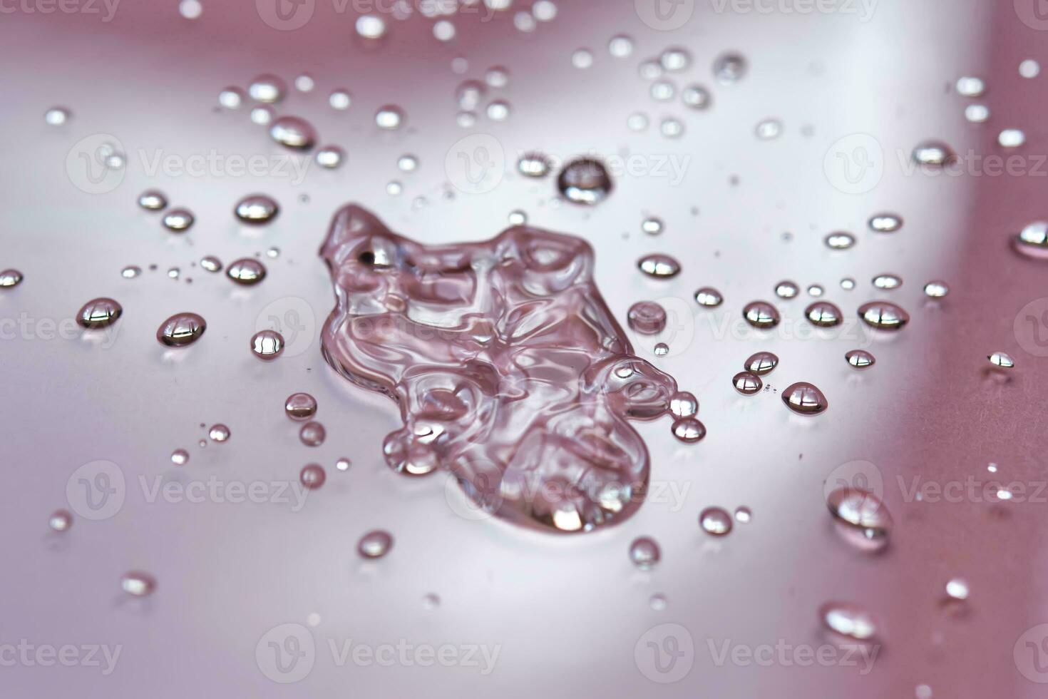 ein groß fallen und spritzt von mizellar Wasser auf ein Rosa Hintergrund. foto