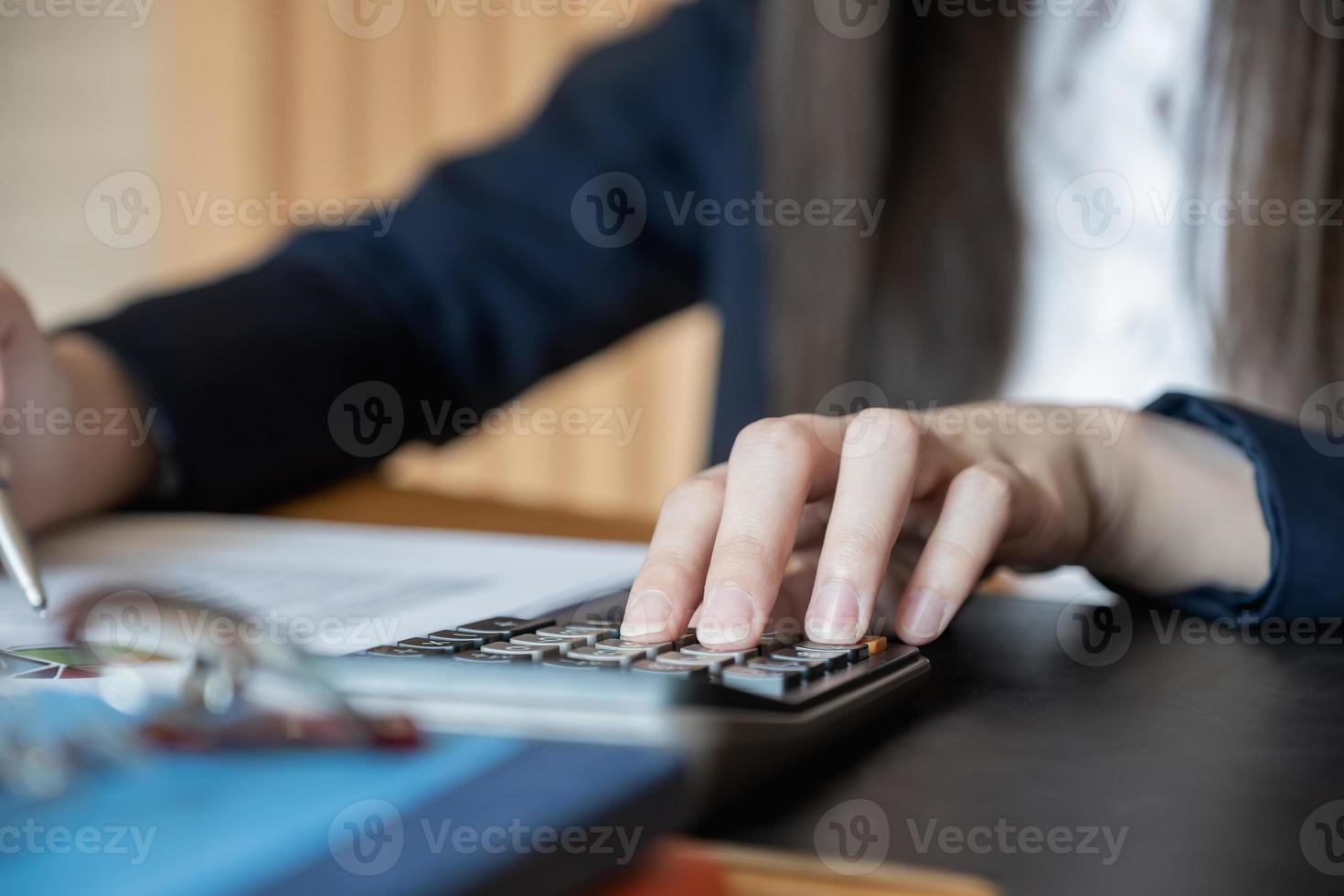 Buchhalter, der im Büro arbeitet foto