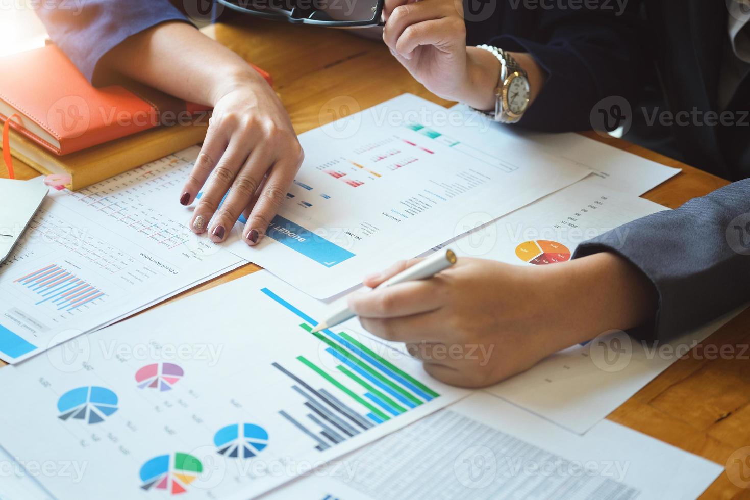 Ein Unternehmensberater erklärt Diagramme, Statistiken und Möglichkeiten zur Gewinnsteigerung foto