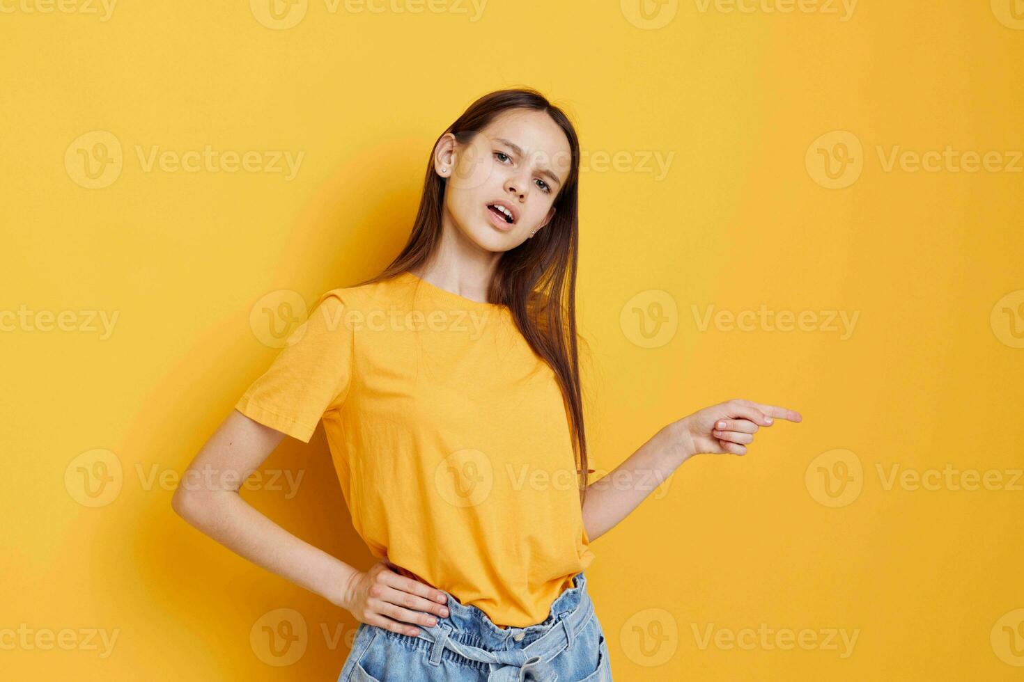 Foto ziemlich Mädchen im ein Gelb T-Shirt Emotionen Sommer- Stil isoliert Hintergrund
