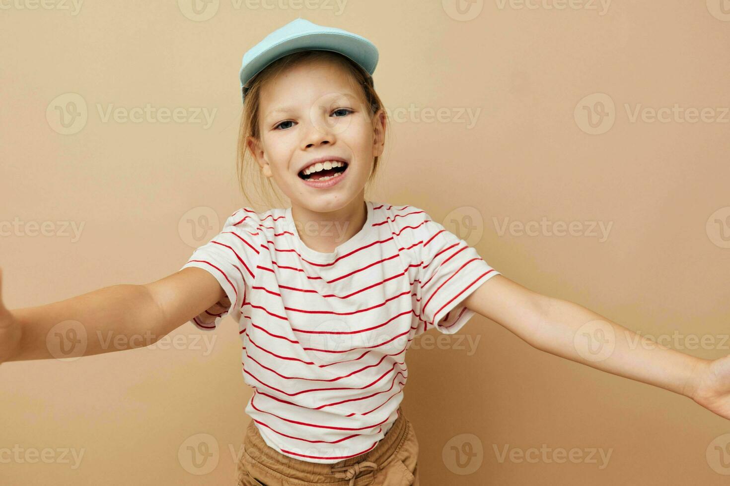 süß Mädchen im Blau Kappen gestreift T-Shirt Emotionen isoliert Hintergrund foto