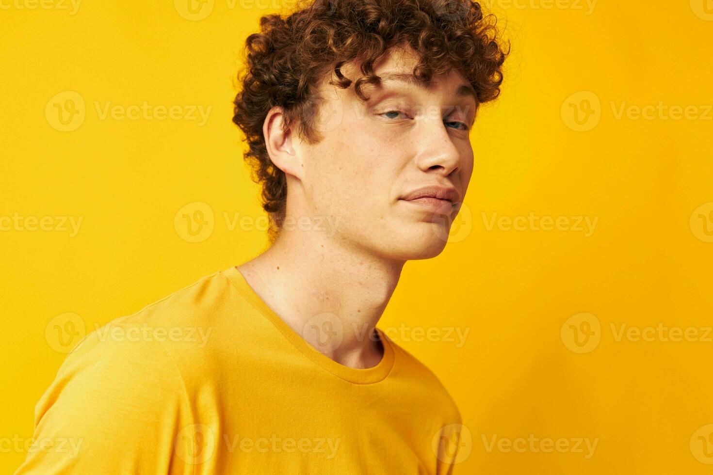 Kerl mit rot lockig Haar tragen stilvoll Brille Gelb T-Shirt posieren isoliert Hintergrund unverändert foto