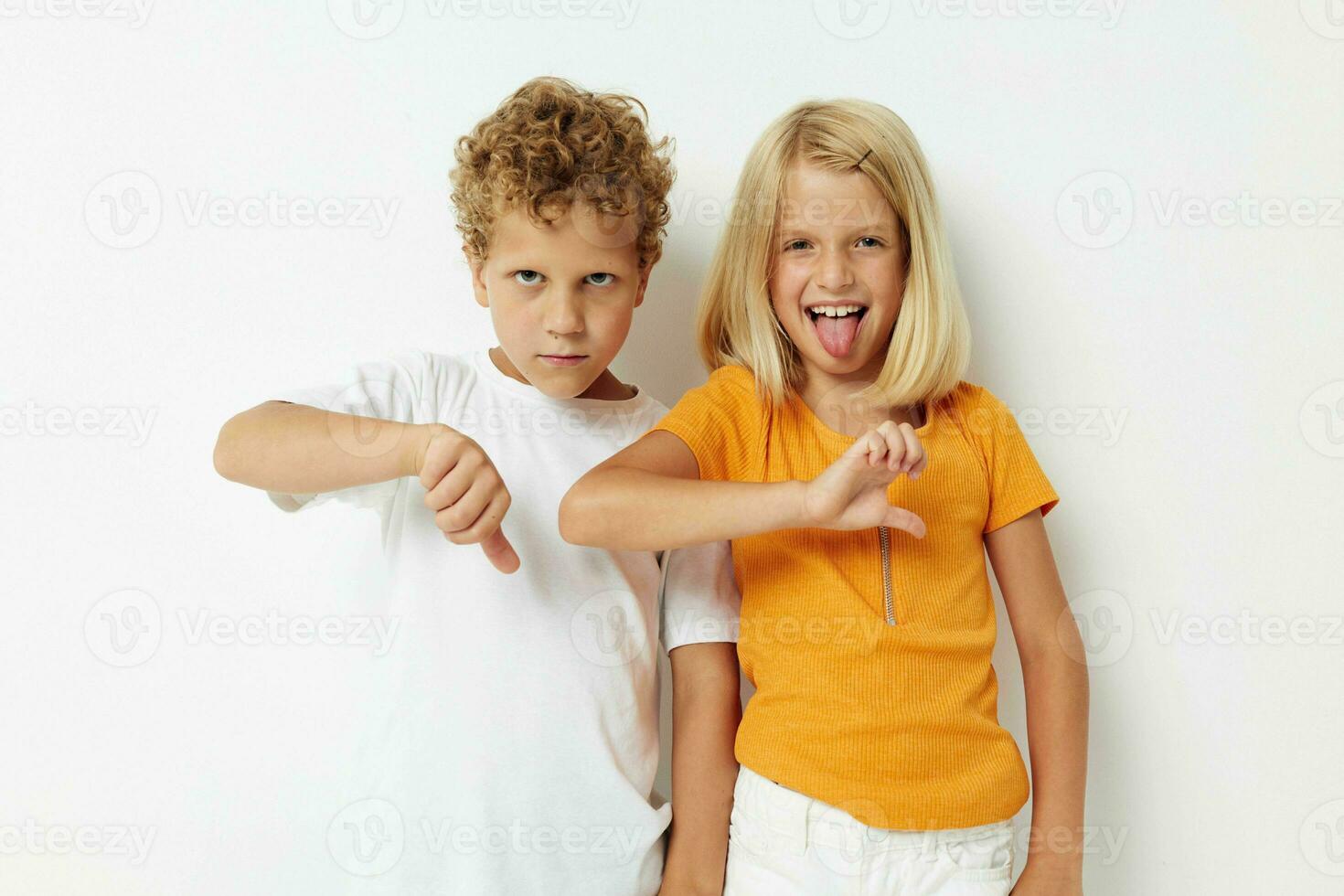 Porträt von süß Kinder Freundschaft zusammen posieren Emotionen isoliert Hintergrund unverändert foto