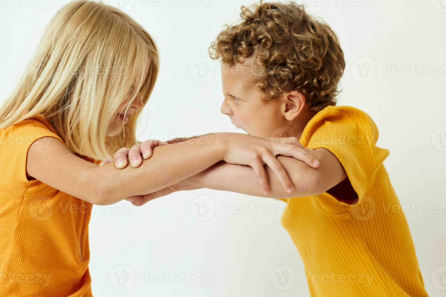 süß Vorschule Kinder im Gelb T-Shirts Stehen Seite durch Seite Kindheit Emotionen unverändert foto