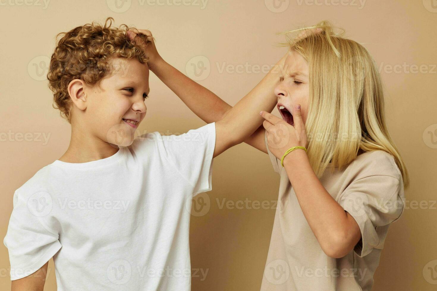 wenig Junge und Mädchen Spaß Freundschaft Unterhaltung Kindheit unverändert foto