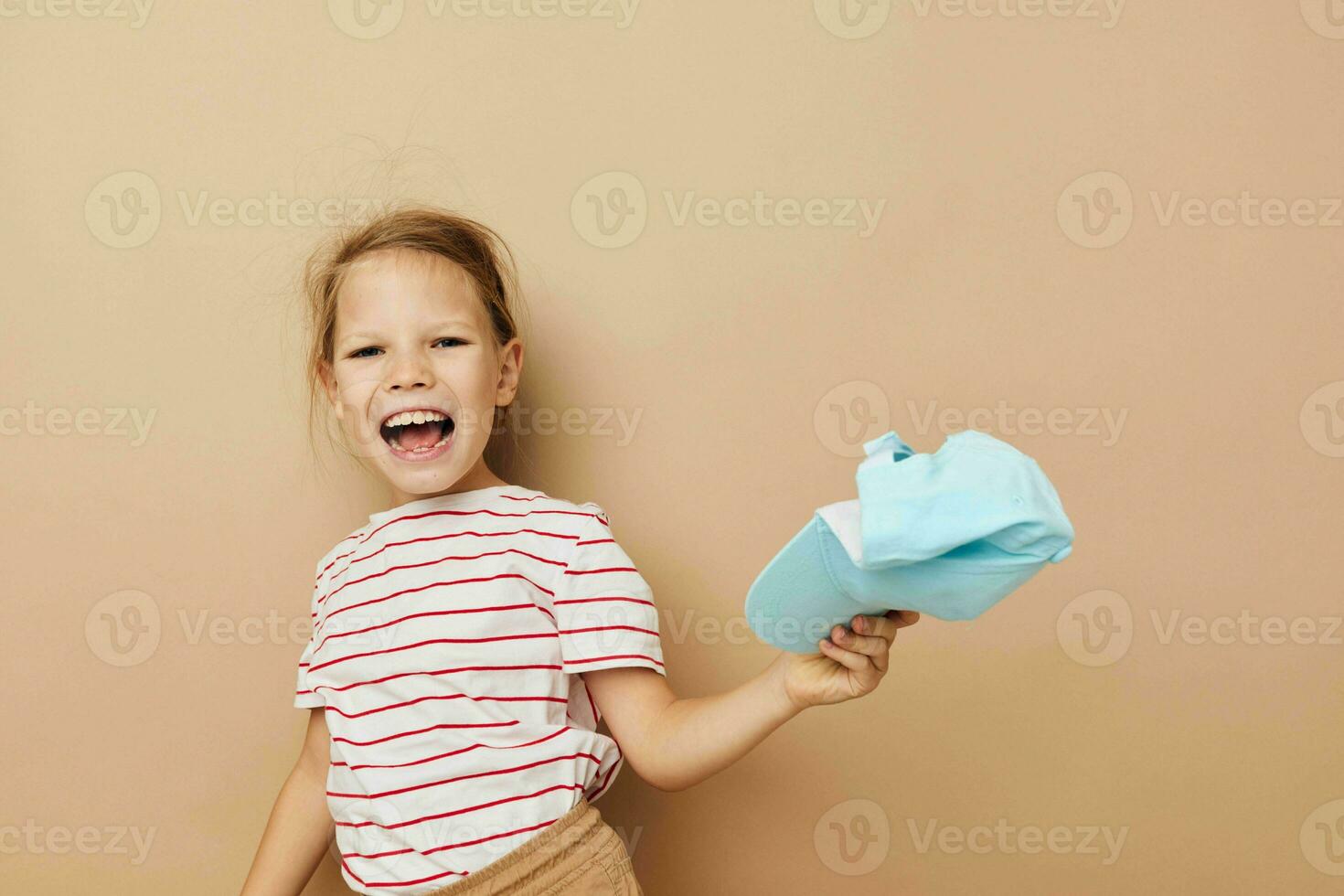 ziemlich jung Mädchen Hand Gesten Lächeln Emotionen isoliert Hintergrund foto