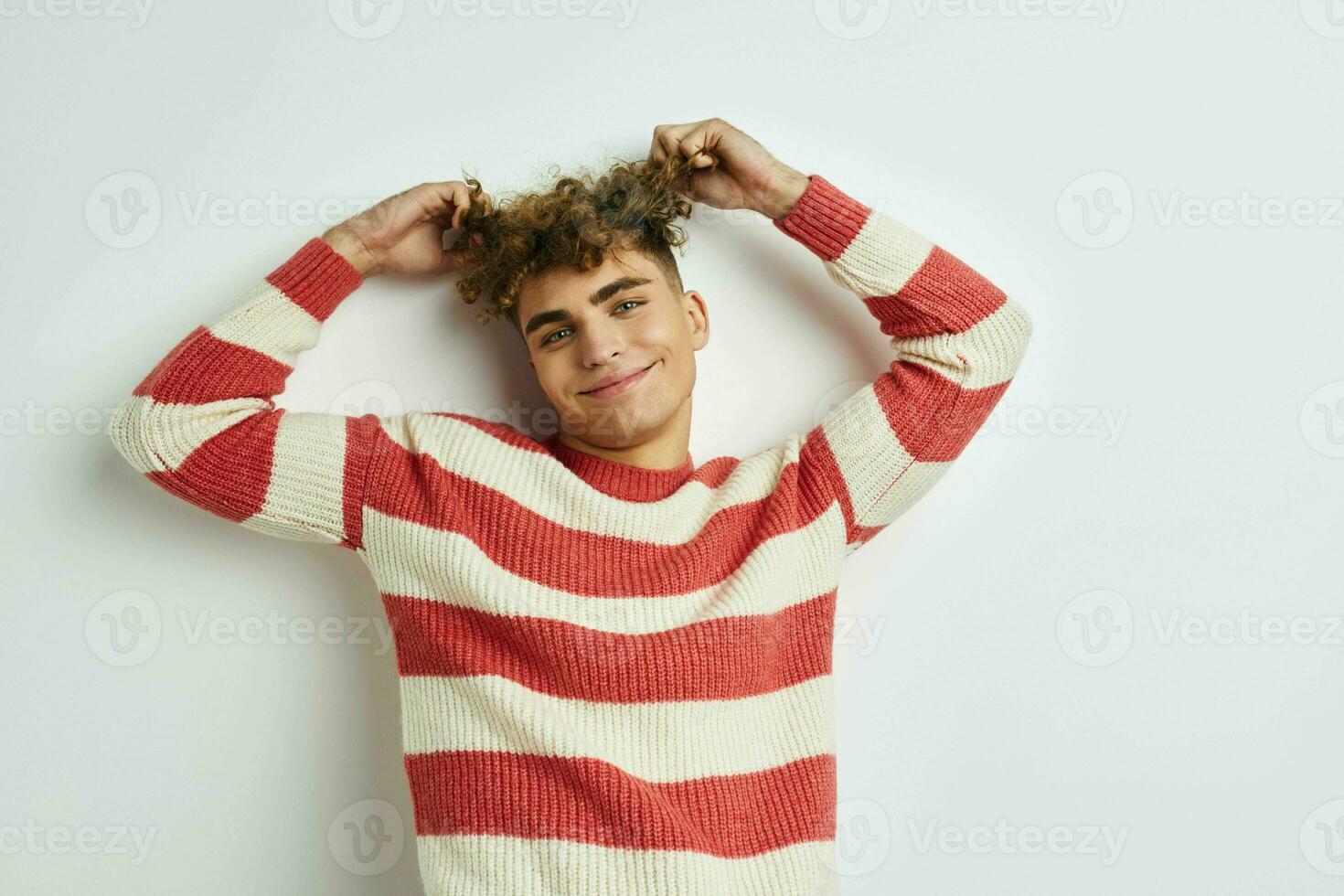 attraktiv Mann Teen Mode Emotionen Licht Hintergrund foto