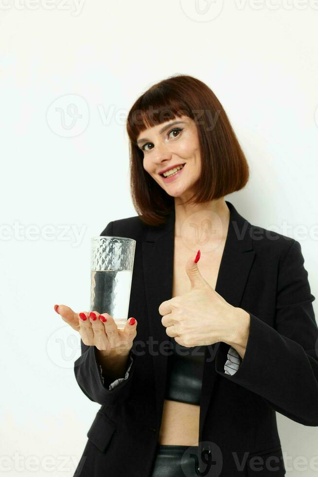 Foto ziemlich Frau schwarz Jacke transparent Glas mit Wasser isoliert Hintergrund