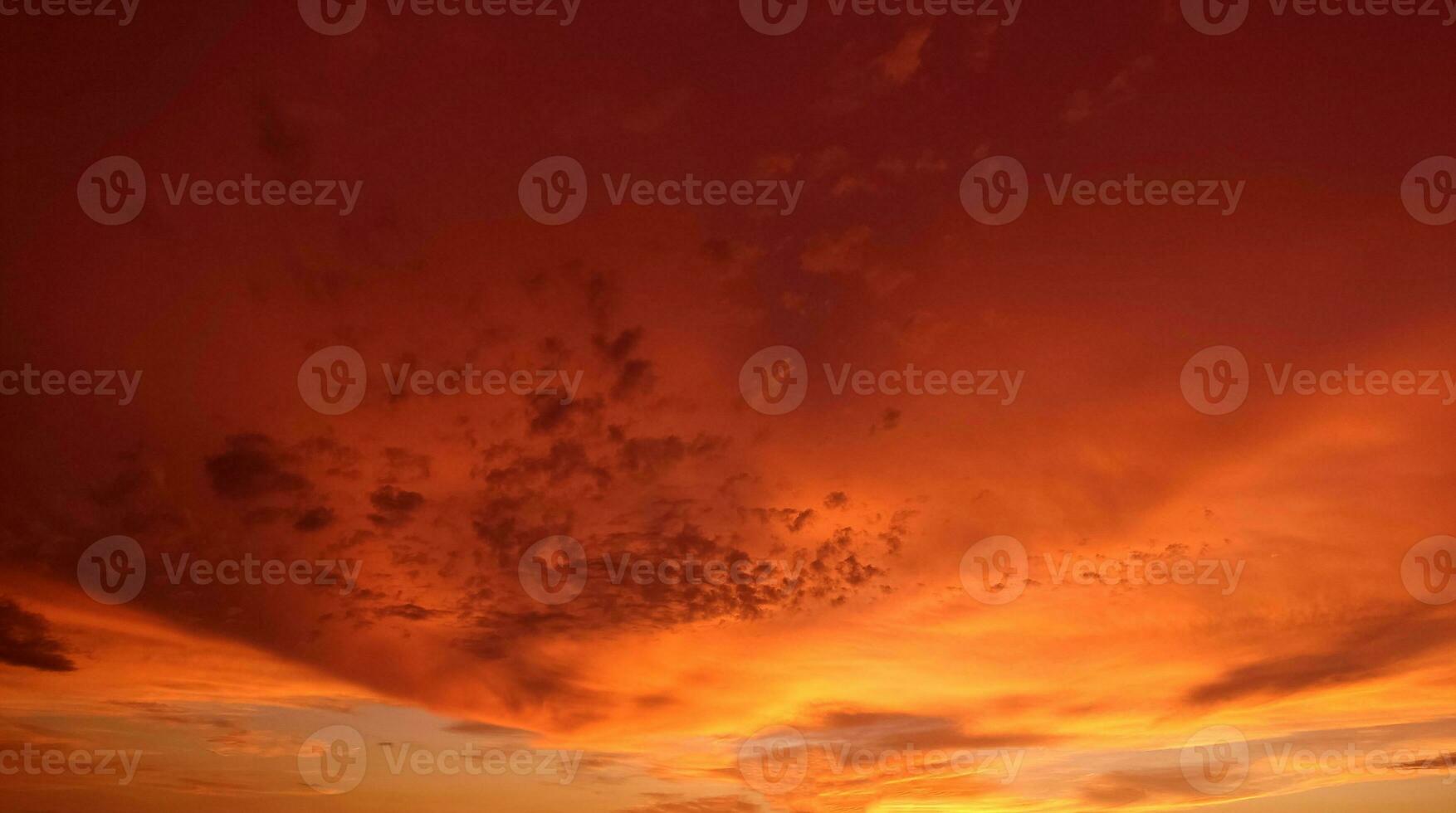 Sonnenuntergang Himmel Hintergrund mit Wolken. Schönheit hell Luft Hintergrund. düster lebendig cyan Landschaft. foto