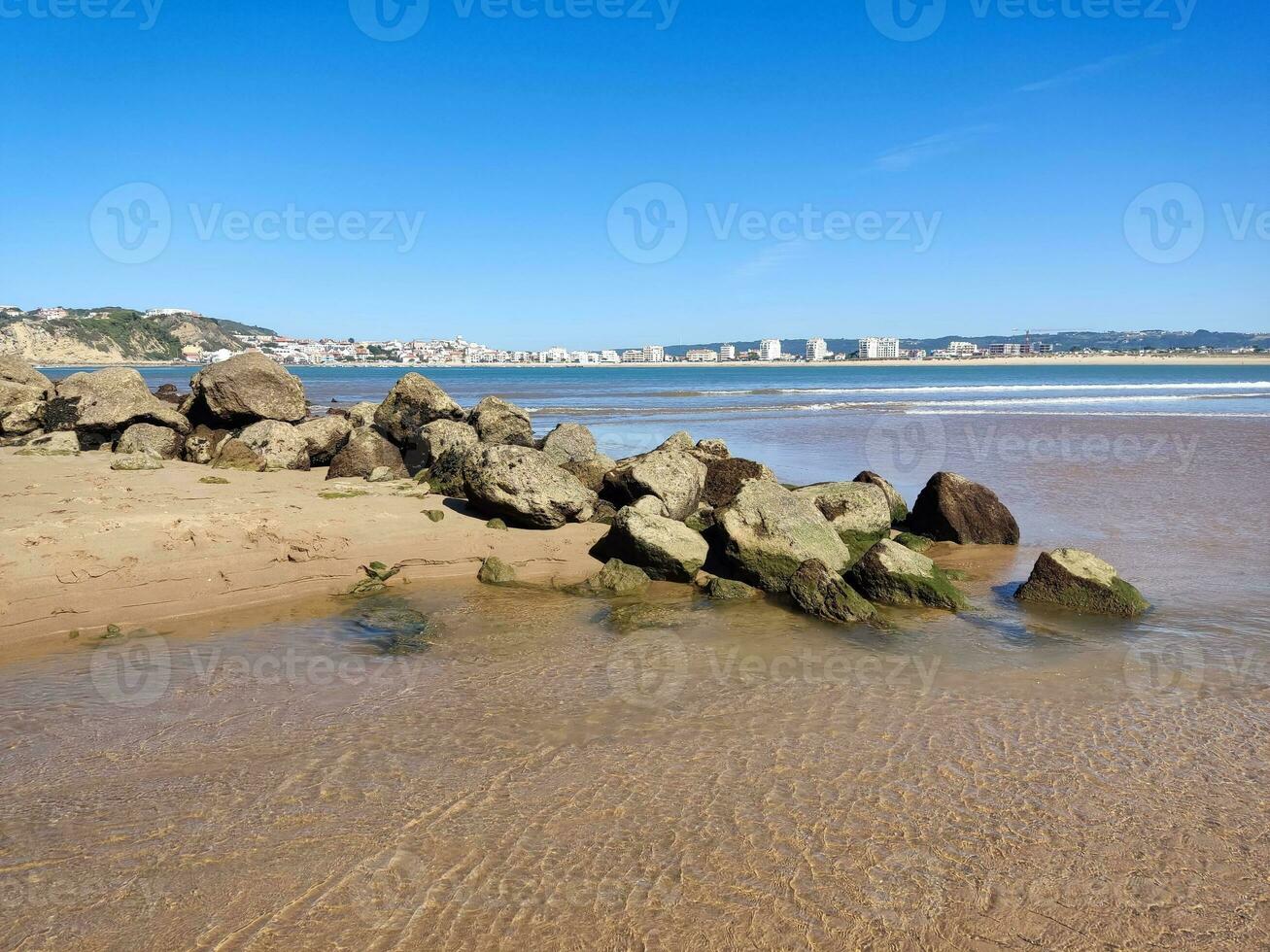 Strand nass Sand Textur. sandig Ufer Beige Hintergrund. foto