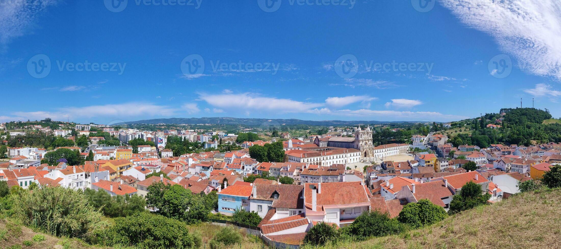 uralt katholisch Kloster im gotisch Portugiesisch Stil im alt Stadt, Dorf von Alcobaca im Portugal. foto