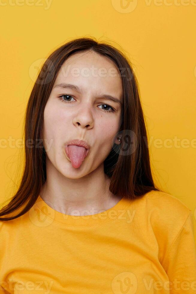 optimistisch jung Frau Mode im Gelb T-Shirt Denim kurze Hose isoliert Hintergrund foto