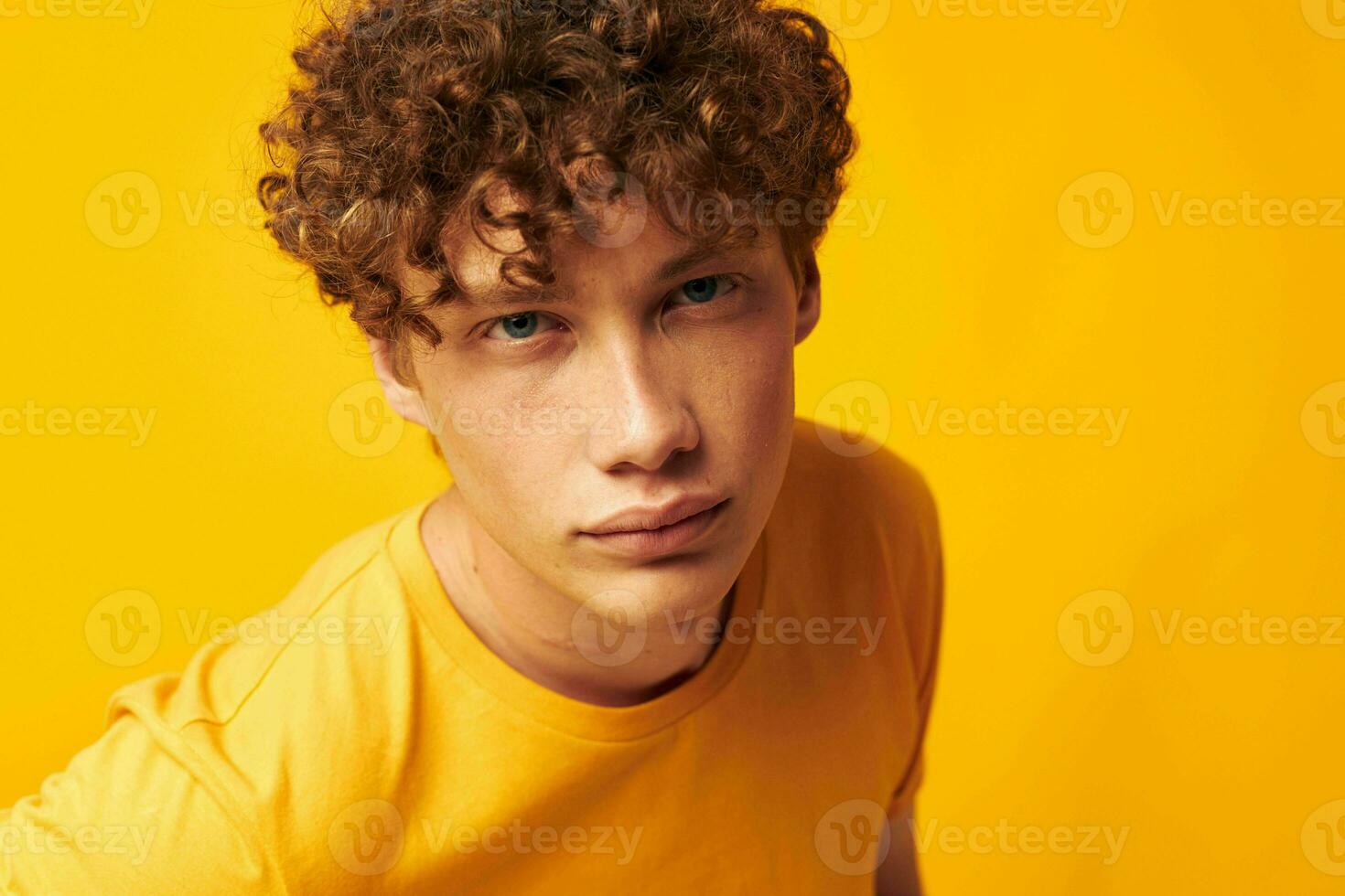 Kerl mit rot lockig Haar tragen stilvoll Brille Gelb T-Shirt posieren isoliert Hintergrund unverändert foto