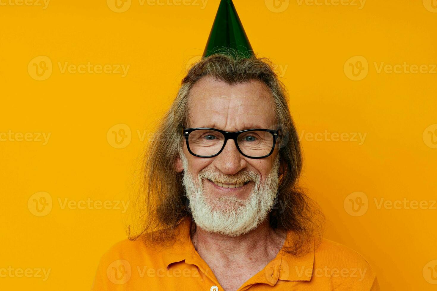 Foto von im Ruhestand alt Mann im ein Gelb T-Shirt mit ein Deckel auf seine Kopf Spaß abgeschnitten Aussicht