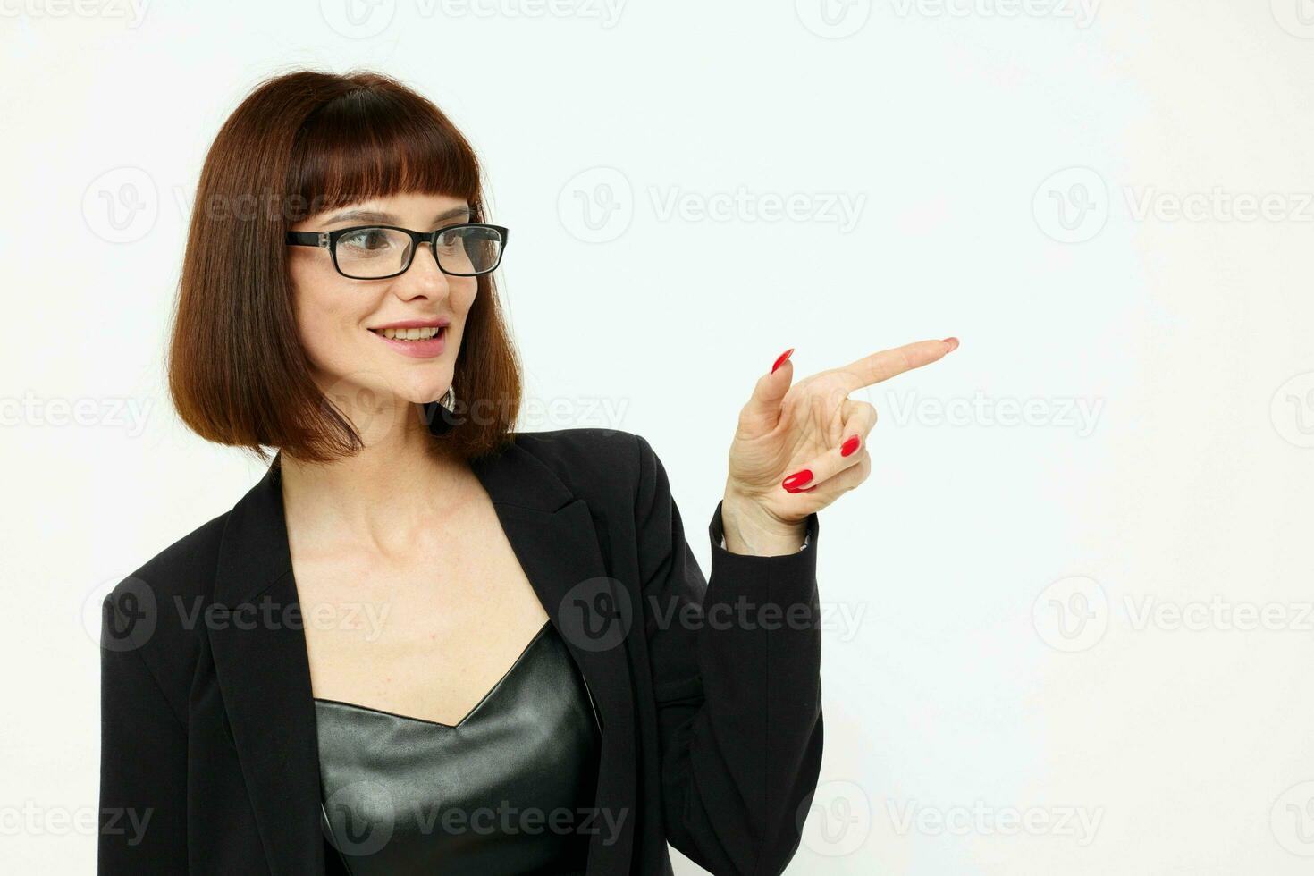 schön Frau im ein schwarz Jacke rot Nagel Polieren Brille Lebensstil unverändert foto