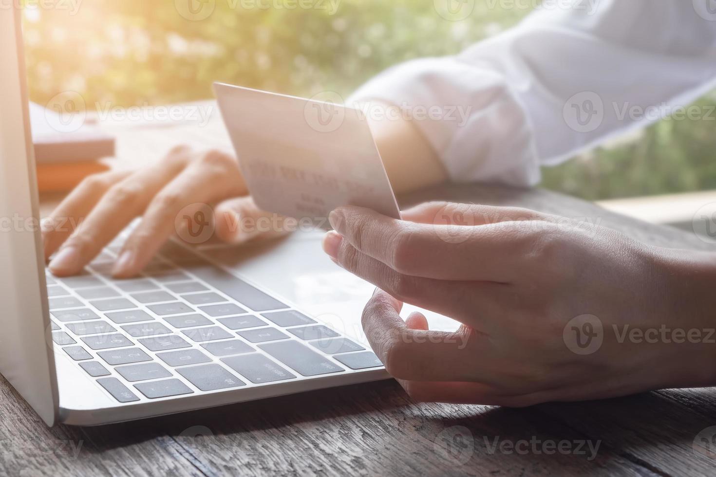 Online-Zahlung mit weiblicher Hand mit Kreditkarte credit foto