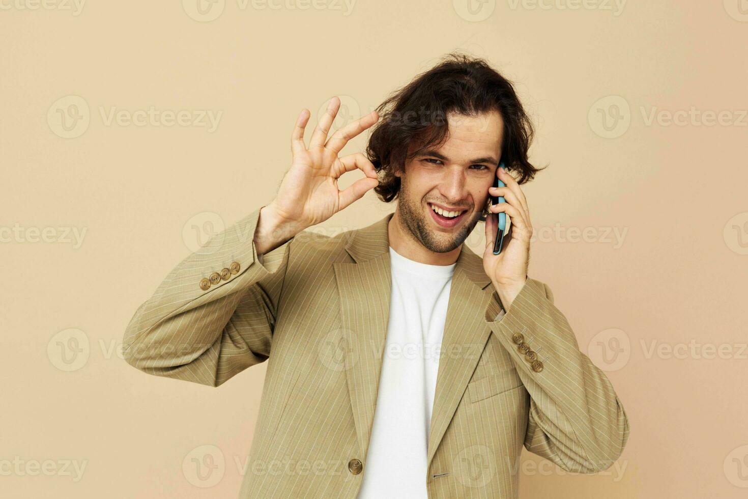 heiter Mann Kommunikation durch Telefon Beige passen elegant Stil Lebensstil unverändert foto