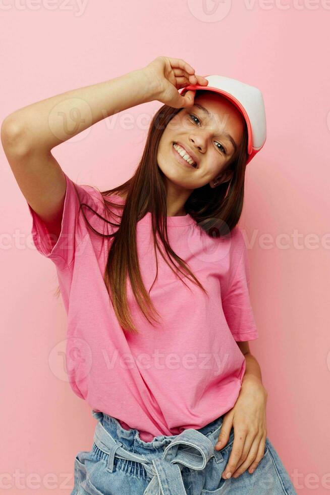 süß jung Mädchen Sommer- Stil Rosa T-Shirt Emotionen foto