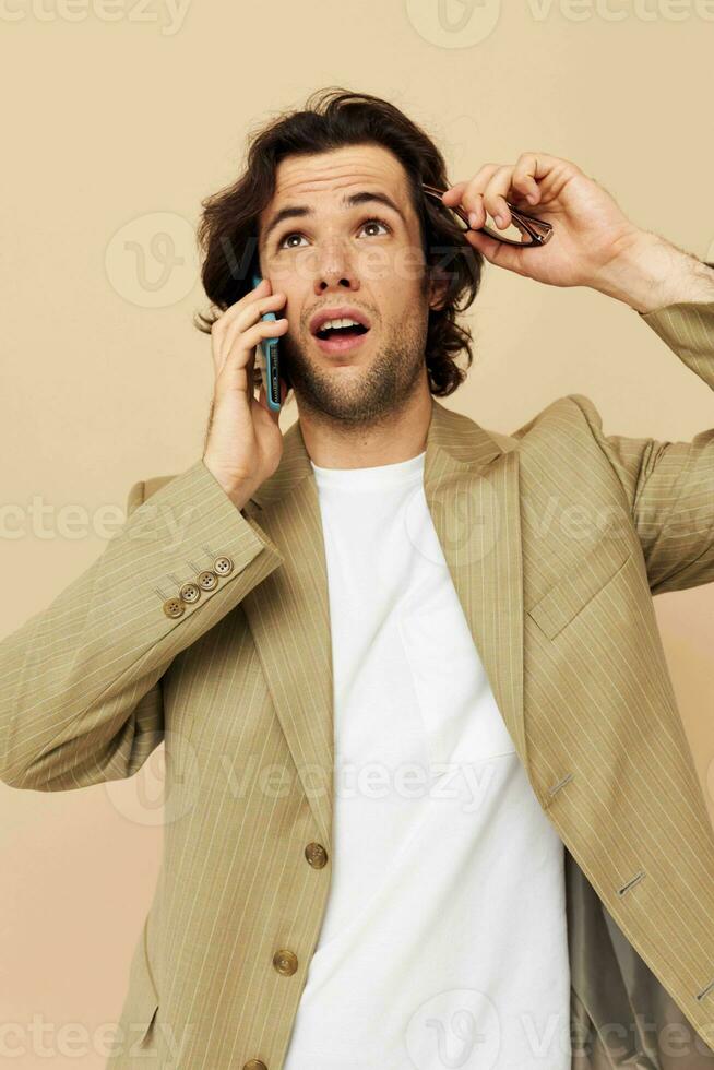 Mann reden auf das Telefon Technologien isoliert Hintergrund foto