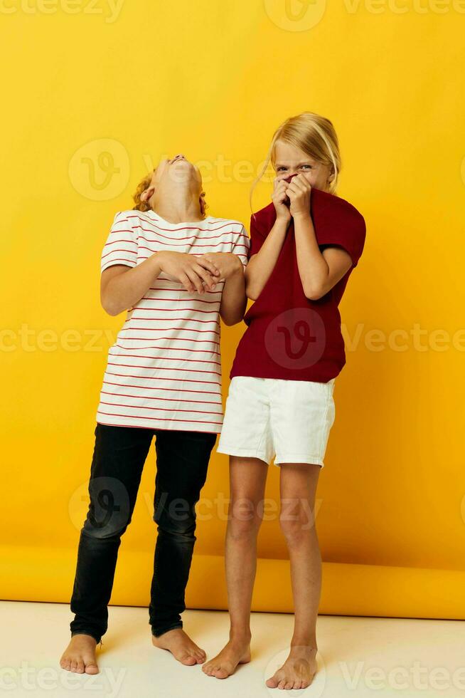 Bild von positiv Junge und Mädchen beiläufig tragen Spiele Spaß zusammen isoliert Hintergrund foto