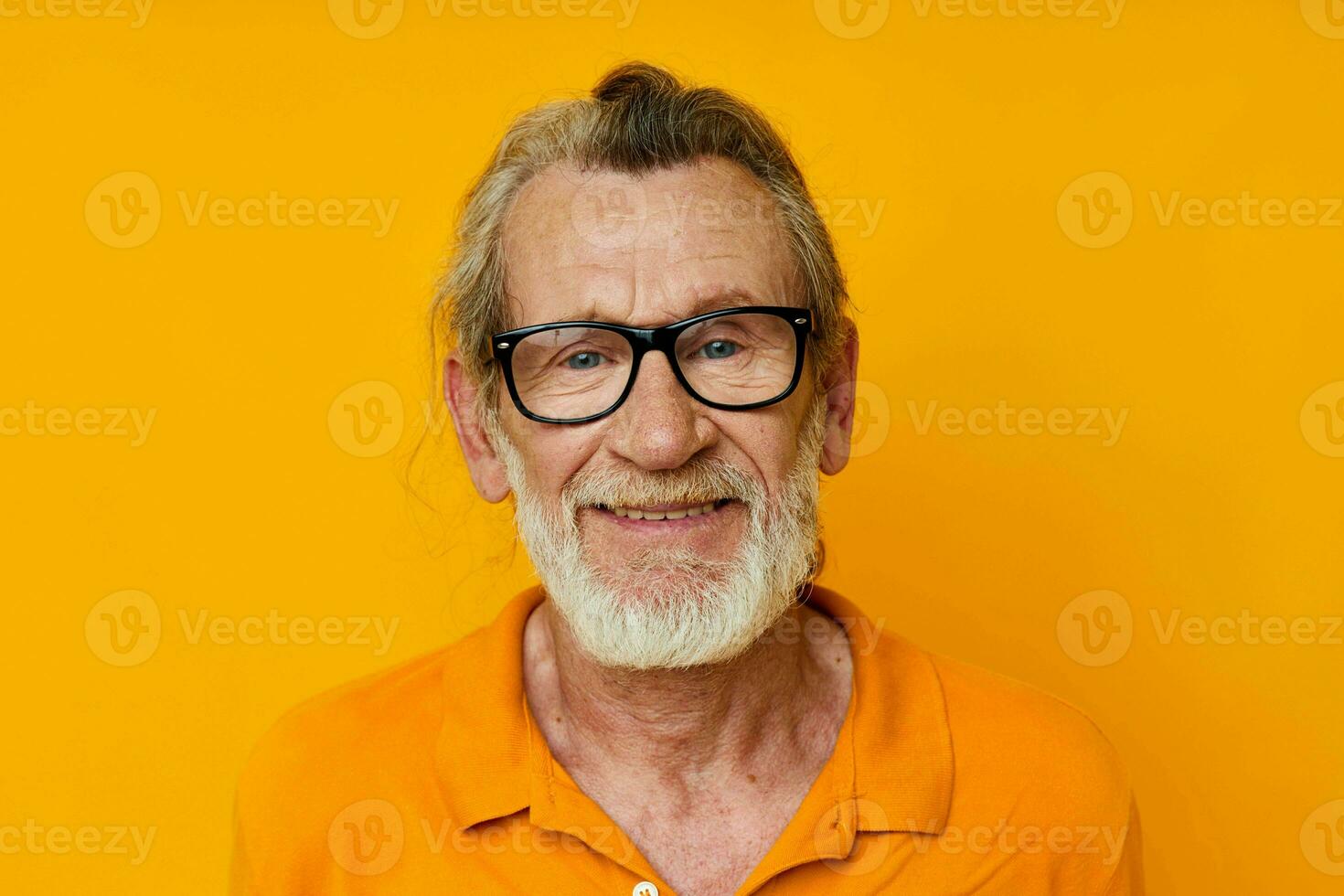 ein Alten Mann mit Brille im ein Gelb T-Shirt mit Brille Nahansicht foto