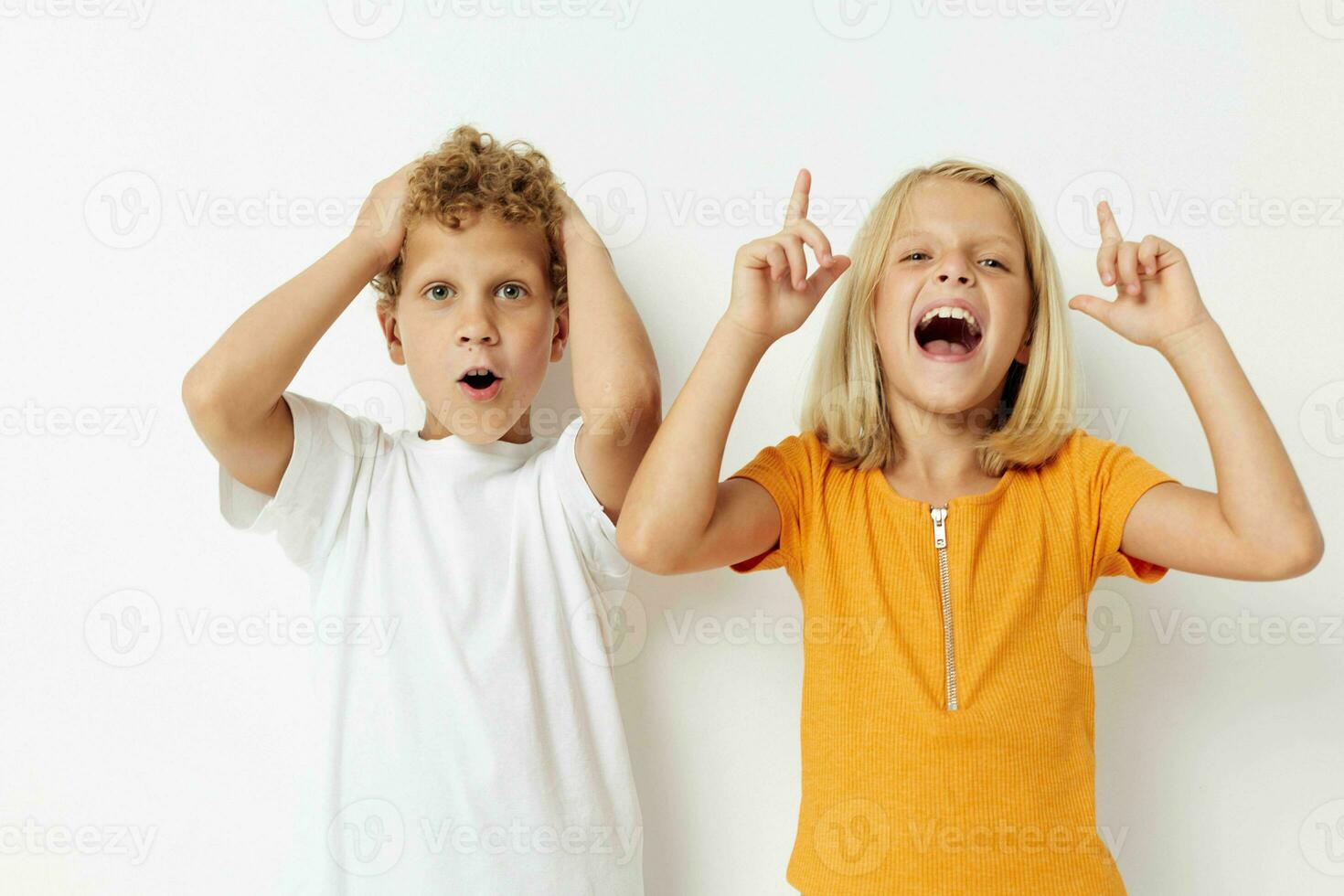 zwei froh Kinder beiläufig Kleider posieren Emotionen Studio isoliert Hintergrund unverändert foto