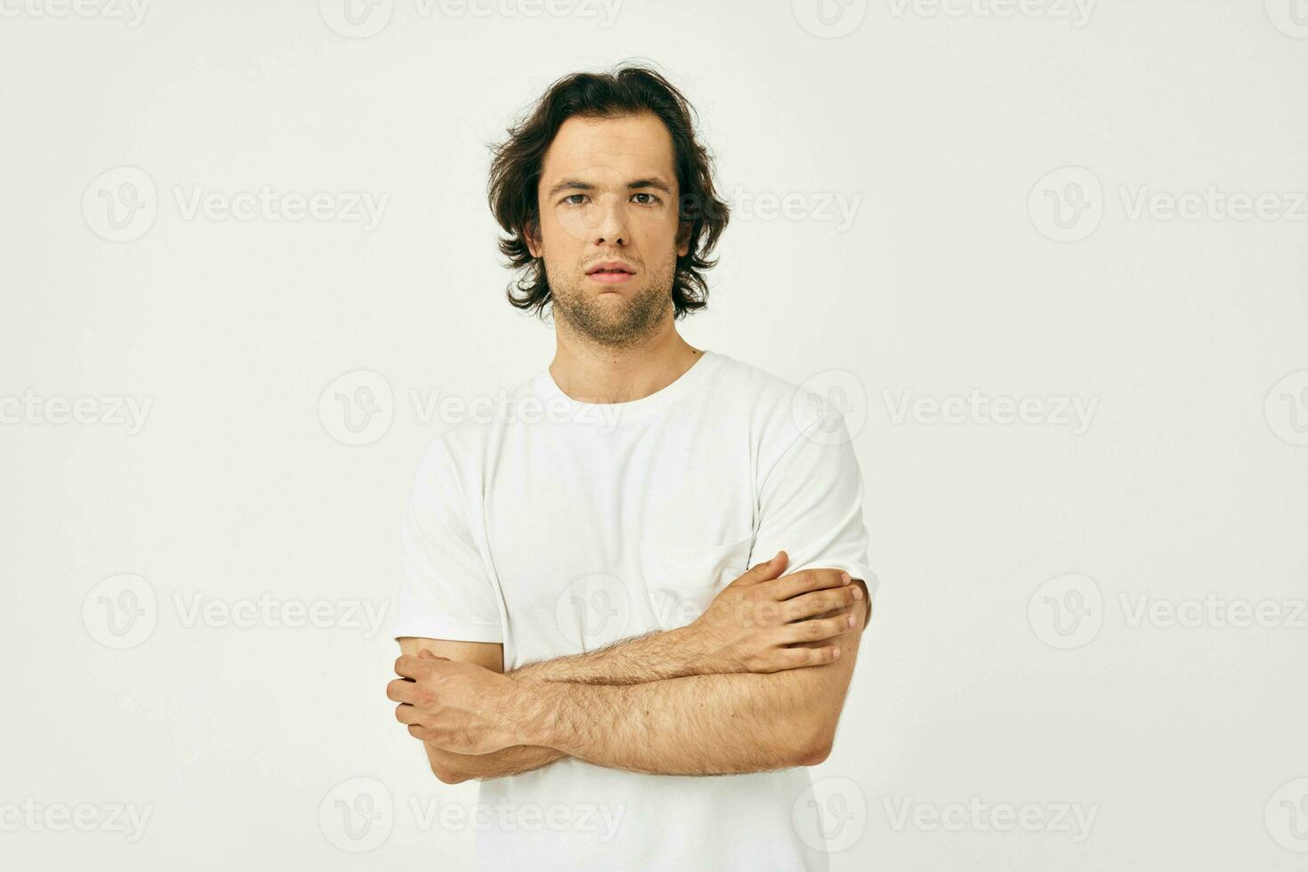attraktiv Mann im Weiß T-Shirt Mode abgeschnitten Aussicht isoliert Hintergrund foto