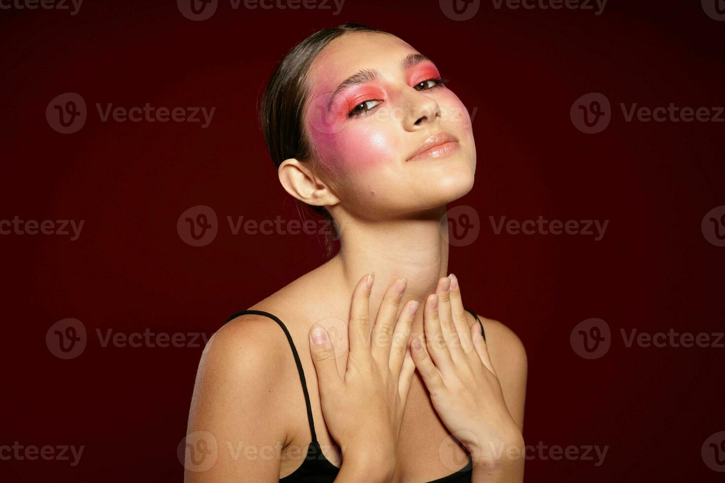 Porträt von schön jung Frau bilden Emotionen Kosmetika Haar Pflege Wimperntusche Rosa Hintergrund unverändert foto