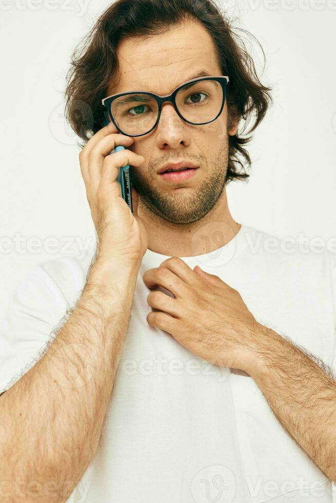 heiter Mann von afrikanisch Aussehen mit ein Telefon im seine Hände  gestikulieren mit ein Finger Licht Hintergrund 22064916 Stock-Photo bei  Vecteezy