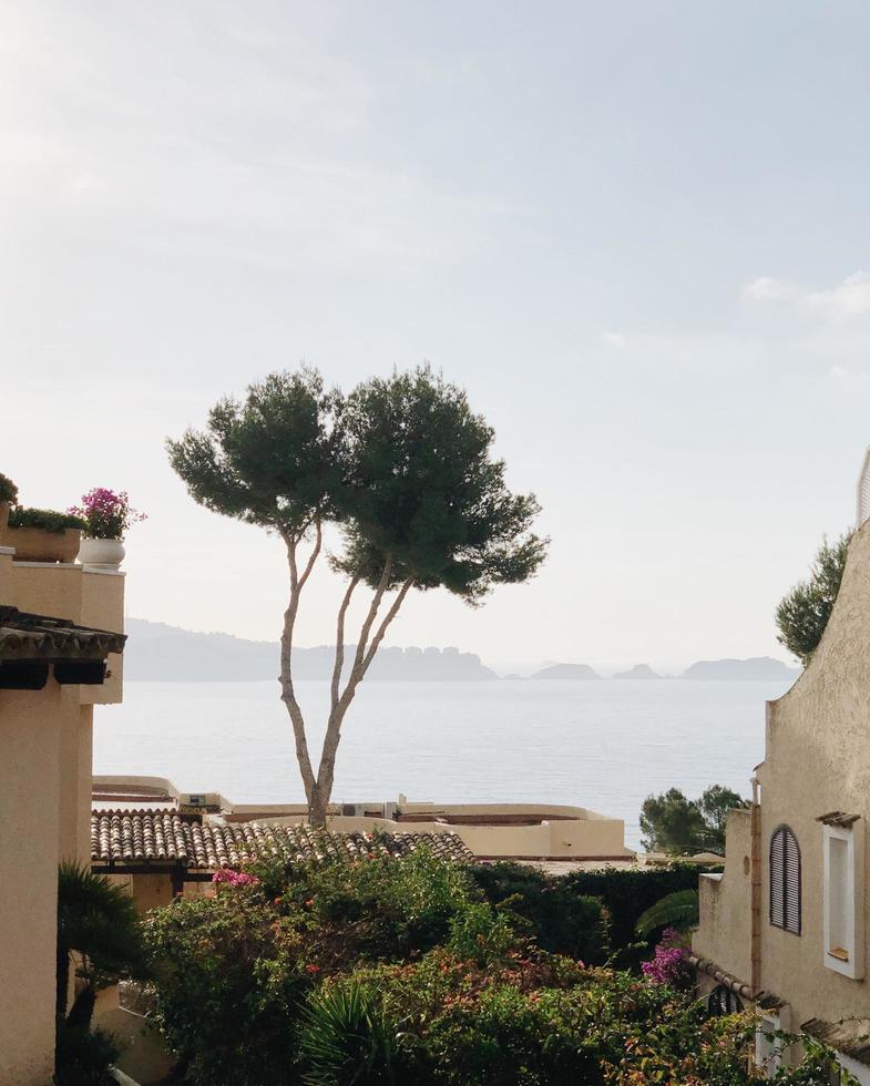 Meerblick auf das mediterrane Dorf foto