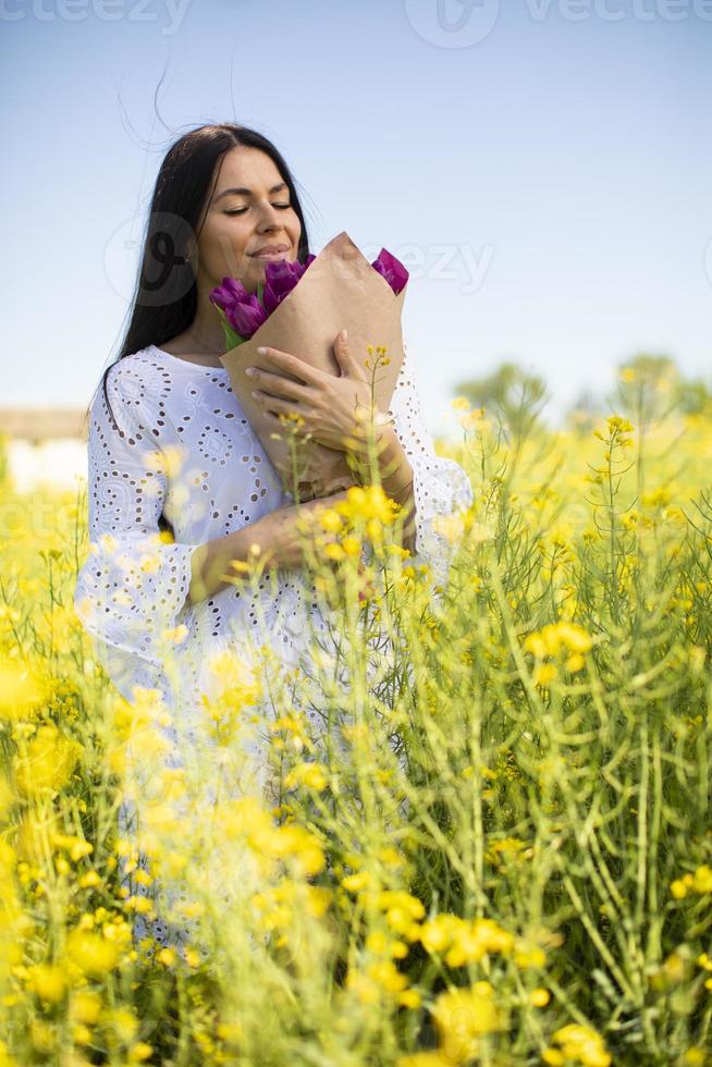 junge Frau im Rapsfeld foto