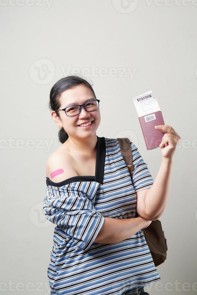 Frau, die nach der Impfung Arme zeigt foto