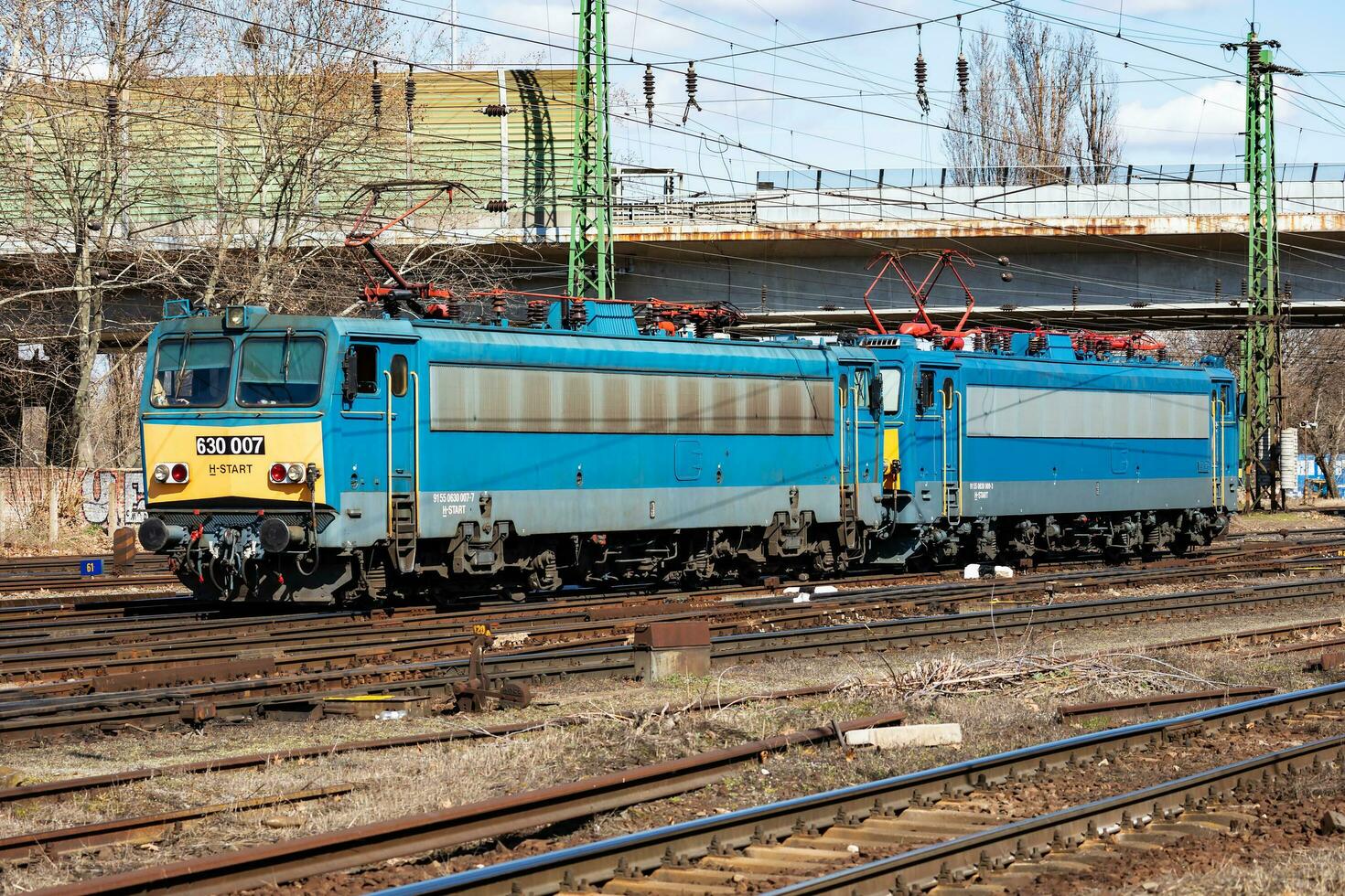 International Zug Transport. Lokomotive Zug beim Bahnhof. global Eisenbahn Transport und Versand. foto