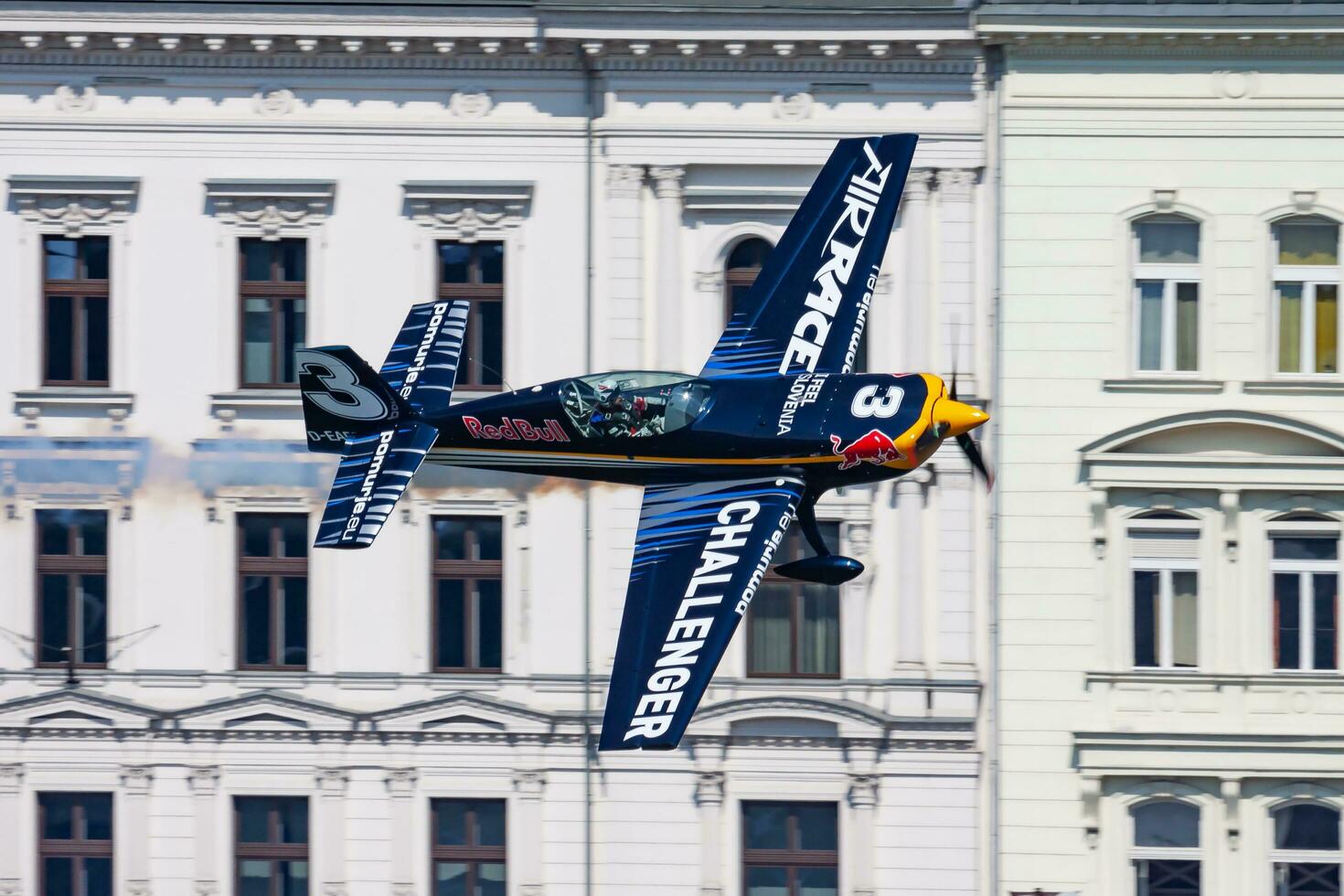 rot Stier Luft Rennen 2015 Herausforderer Klasse extra 330 Flugzeug Über Donau Fluss im Budapest Innenstadt foto