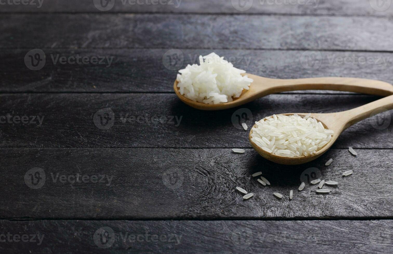 Löffel von roh Reis und gekocht Reis auf schwarz Hintergrund foto