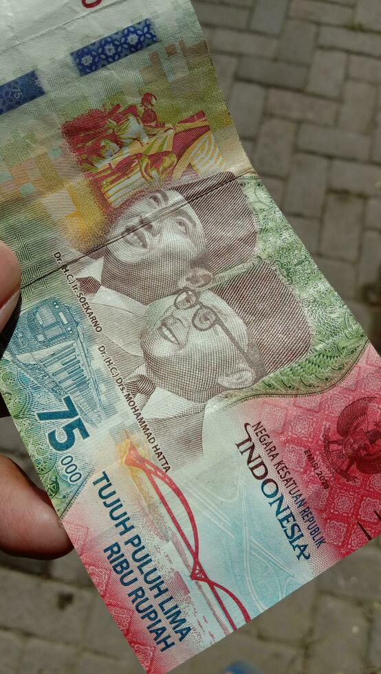 indonesisch Währung wert 75 tausend Rupiah. foto