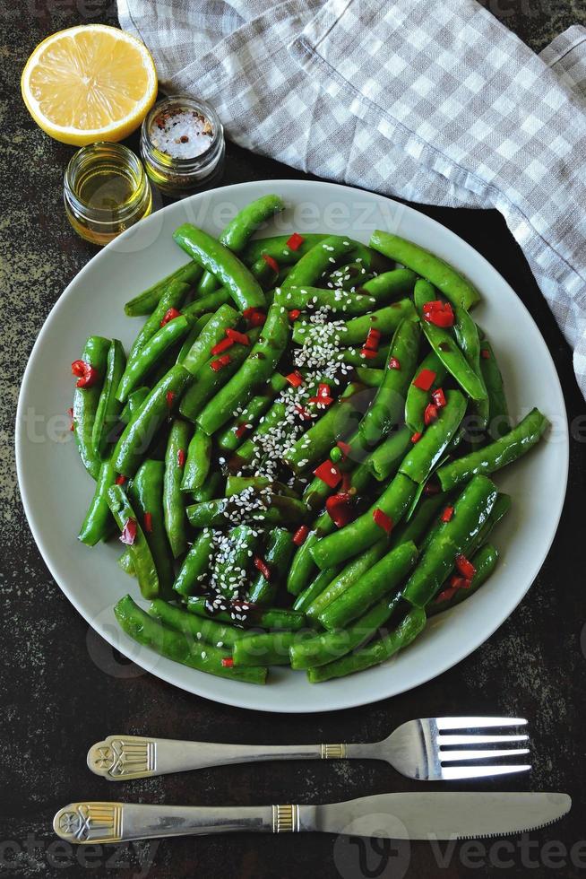 grüne Erbsenschoten mit Chili und Sesam foto