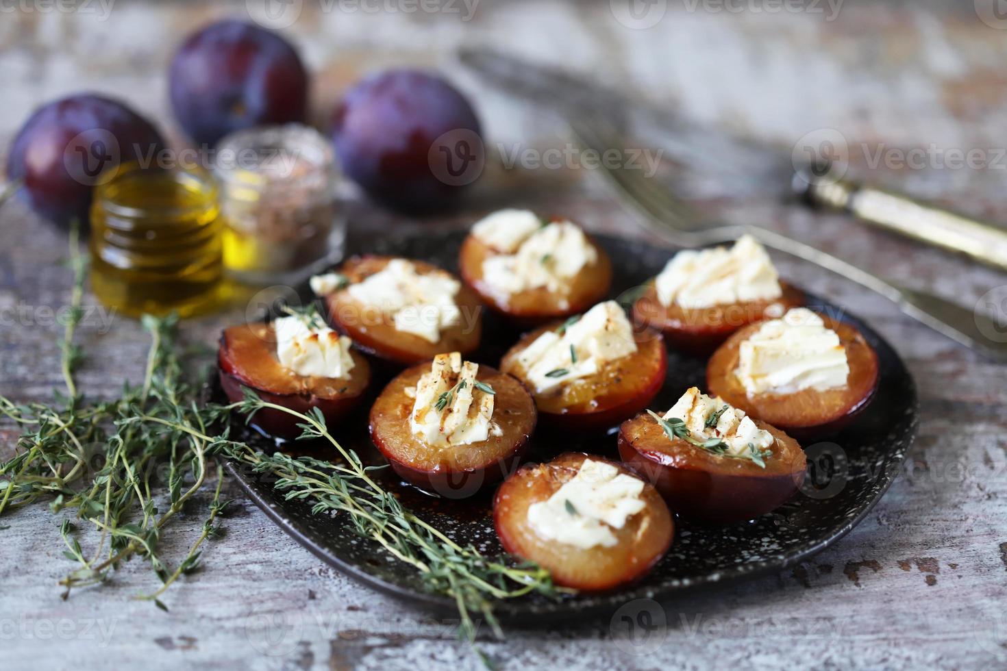 gebackene Pflaumen mit Feta-Käse foto