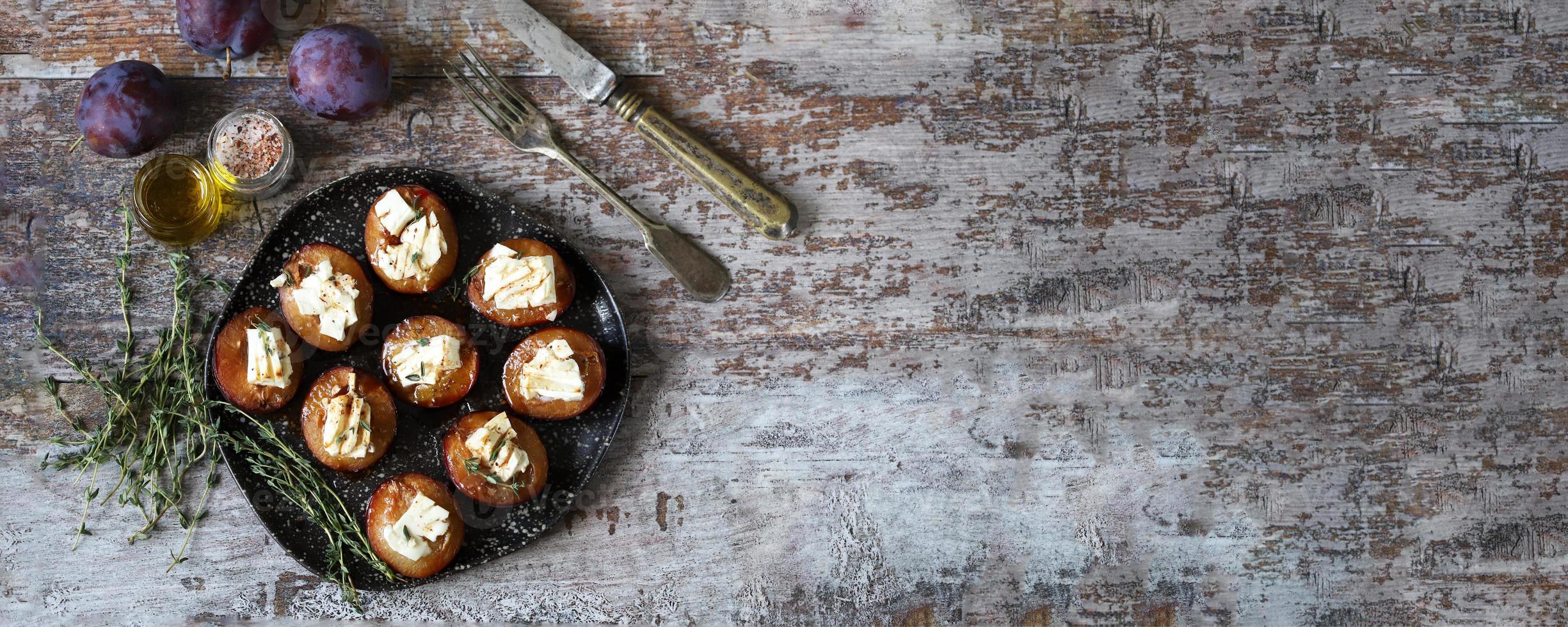 gebackene Pflaumen mit Feta-Käse foto