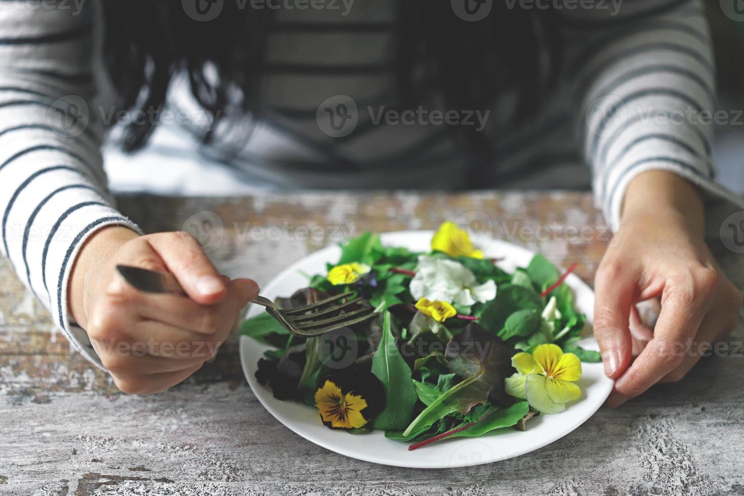 gesunder Salat mit Blumen auf einem Teller foto