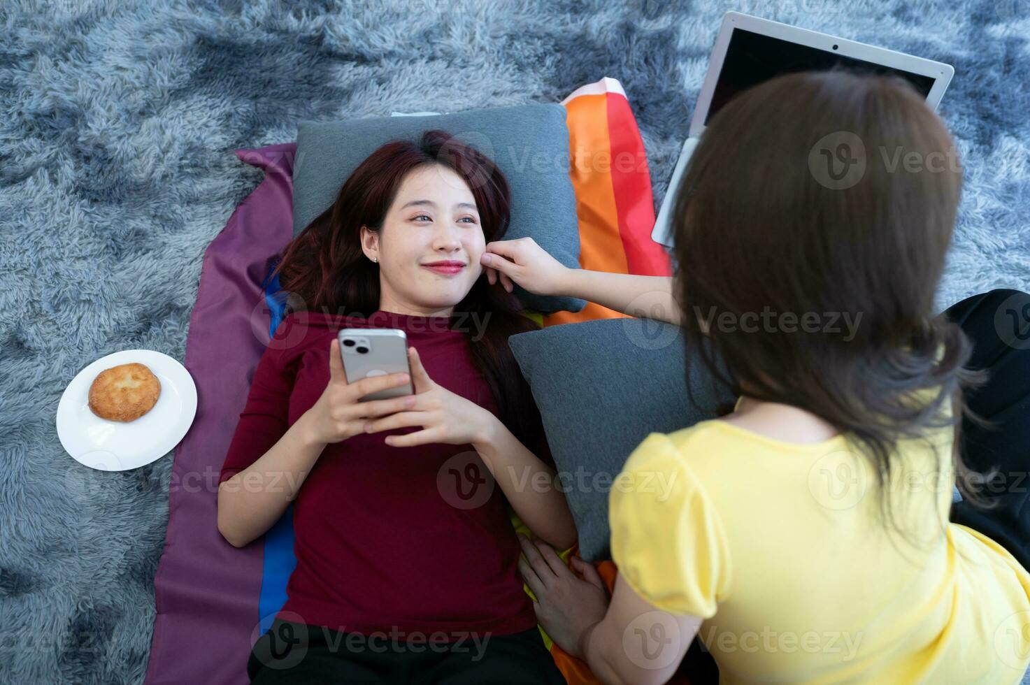 das lgbt Paar mit Ferien Aktivitäten beim Zuhause eine solche wie neckisch, reden, Aufpassen Filme, Hören zu Musik, Essen Snacks im ein glücklich Stimmung. foto