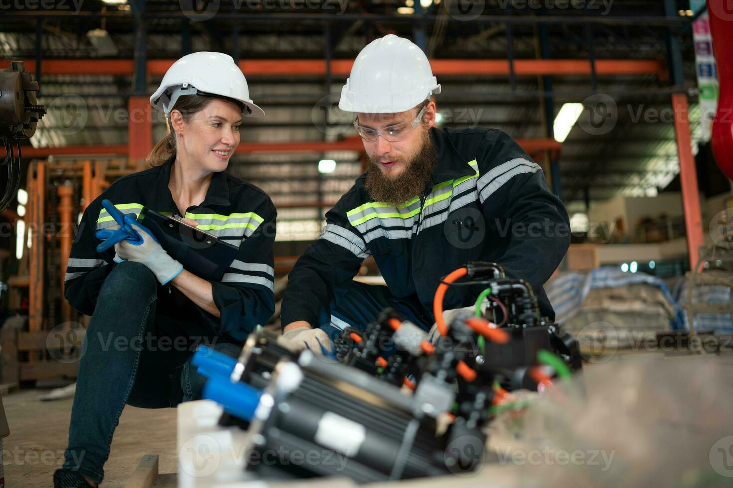 beide von Ingenieure Installation ein klein Roboter Arm ist Sein Eingerichtet zum testen. Vor Senden zu Kunden zum industriell verwenden. foto