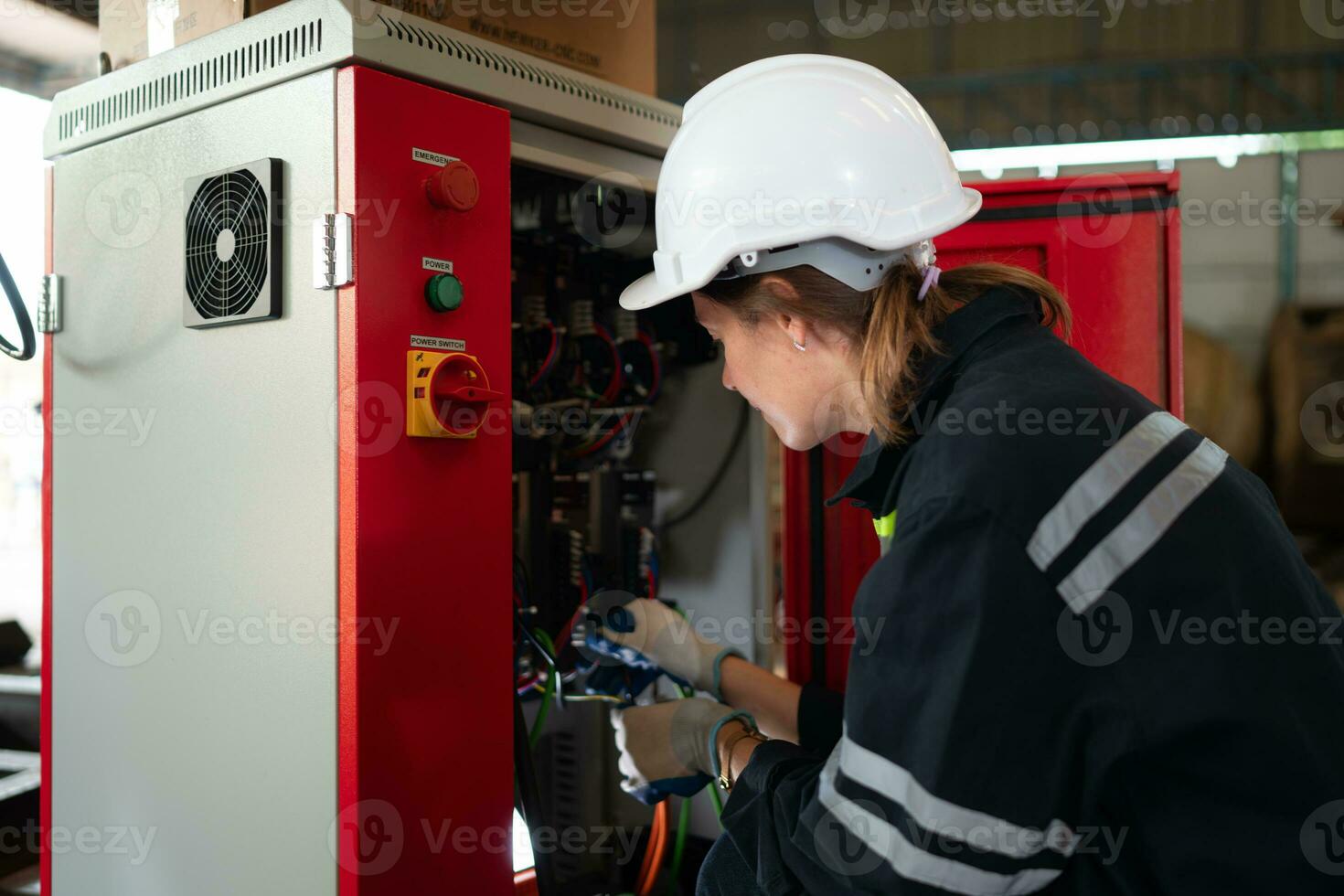 elektrisch Ingenieur mit das Mission von Installation ein Roboter Arm elektrisch System foto