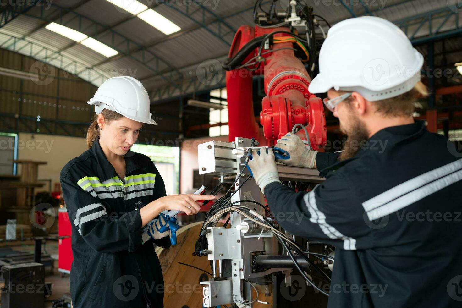 elektrisch Ingenieur mit das Mission von Installation ein Roboter Arm elektrisch System foto