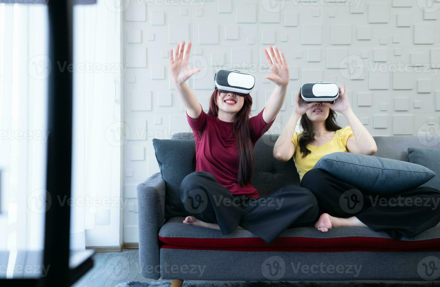 das lgbt Paar im das Häuser Leben Zimmer genießen ein ruhig Wochenende durch spielen Spiele das virtuell Wirklichkeit Maschine. foto