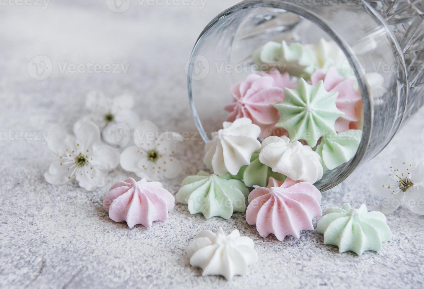 kleine weiße rosa und grüne Baiser im Glas foto