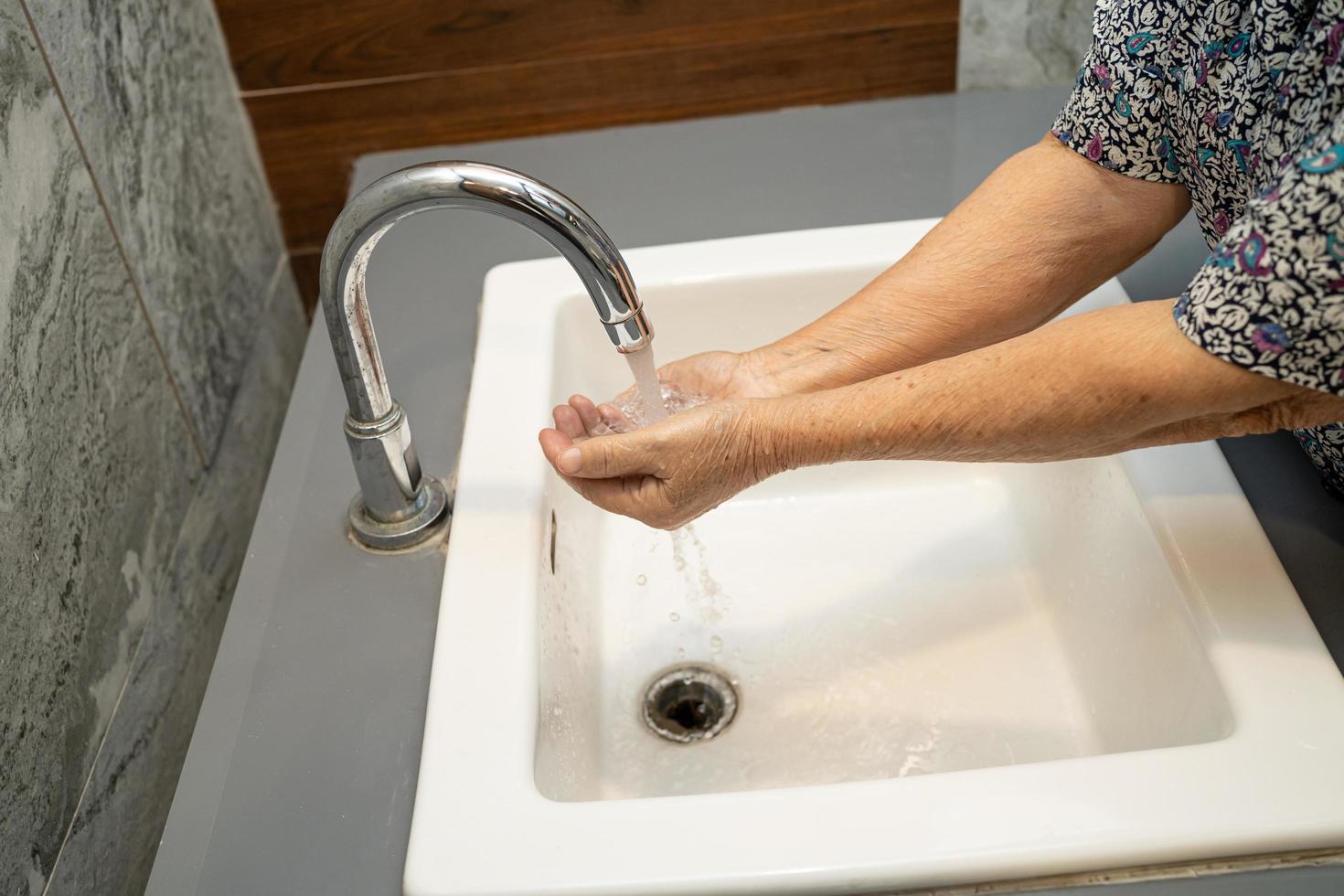 asiatische ältere oder ältere alte Dame Frau Patient verwenden Toilette Badezimmergriff Sicherheit in der Krankenstation foto