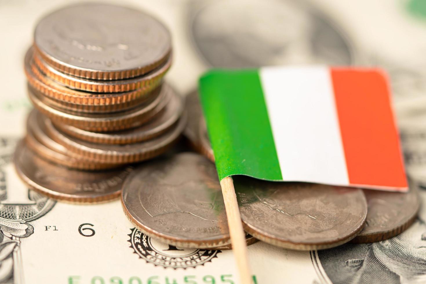 Stapel Münzen mit Italien-Flagge foto
